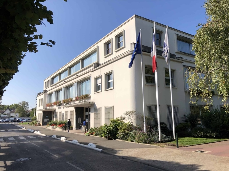 BlancMesnil town hall turning reception desks into hygienic